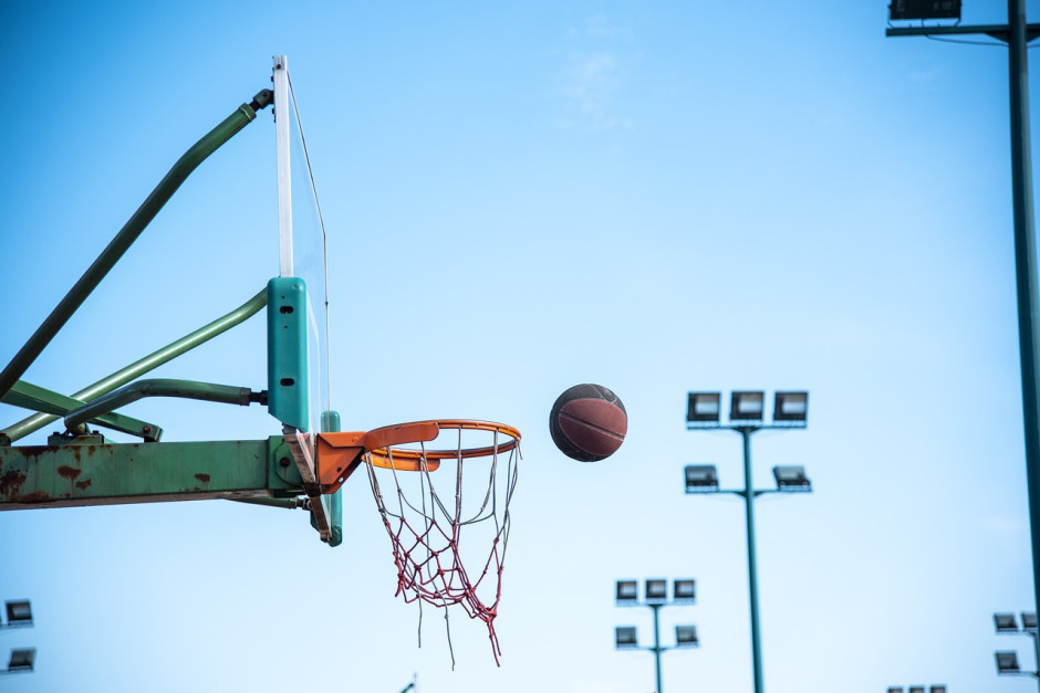 男篮热身赛：中国男篮力克荷兰 余嘉豪16+10胡明轩13分制胜三分